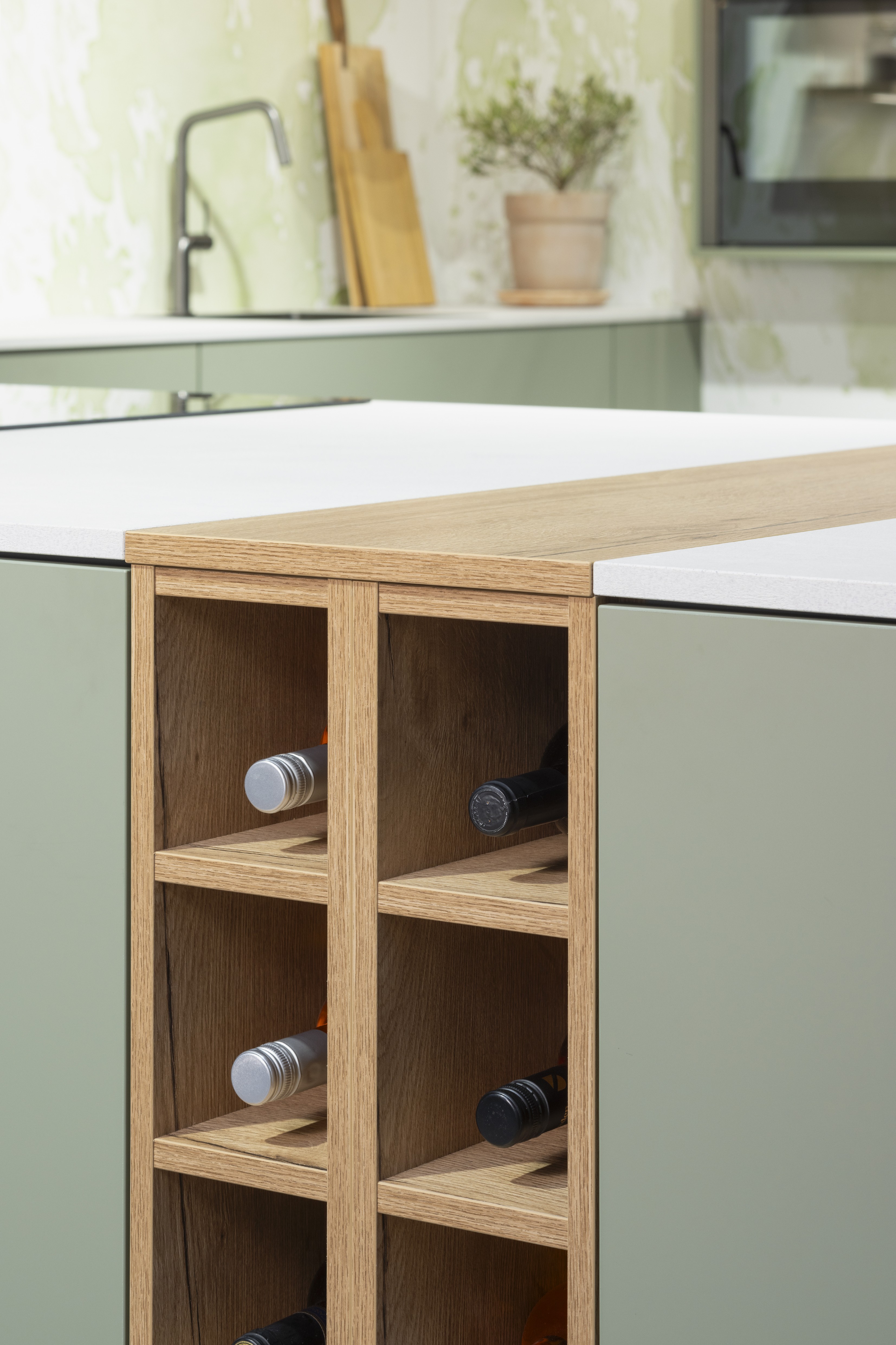 APL: 794 Beton Seidengrau NB (Xtra Ceramic) Korpus: 198 Eiche Sierra Front: Senso 495 Lack, Olive Premium matt Geräte: Neff Slide&Hide Armatur: Gessi  Spüle: Teka  Features: Trendfarbe Olive, Push to open, Tapete, neuer Schubkasten, Wandeinbau Backofen, beleuchtete Regale, beleuchtete Vitrinen, Weinflaschenregal, Schubkästen und Korpus in Eiche Sierra, Premium matte Oberfläche mit Antifingerprint, Nischenrückwand in Rillenoptik.