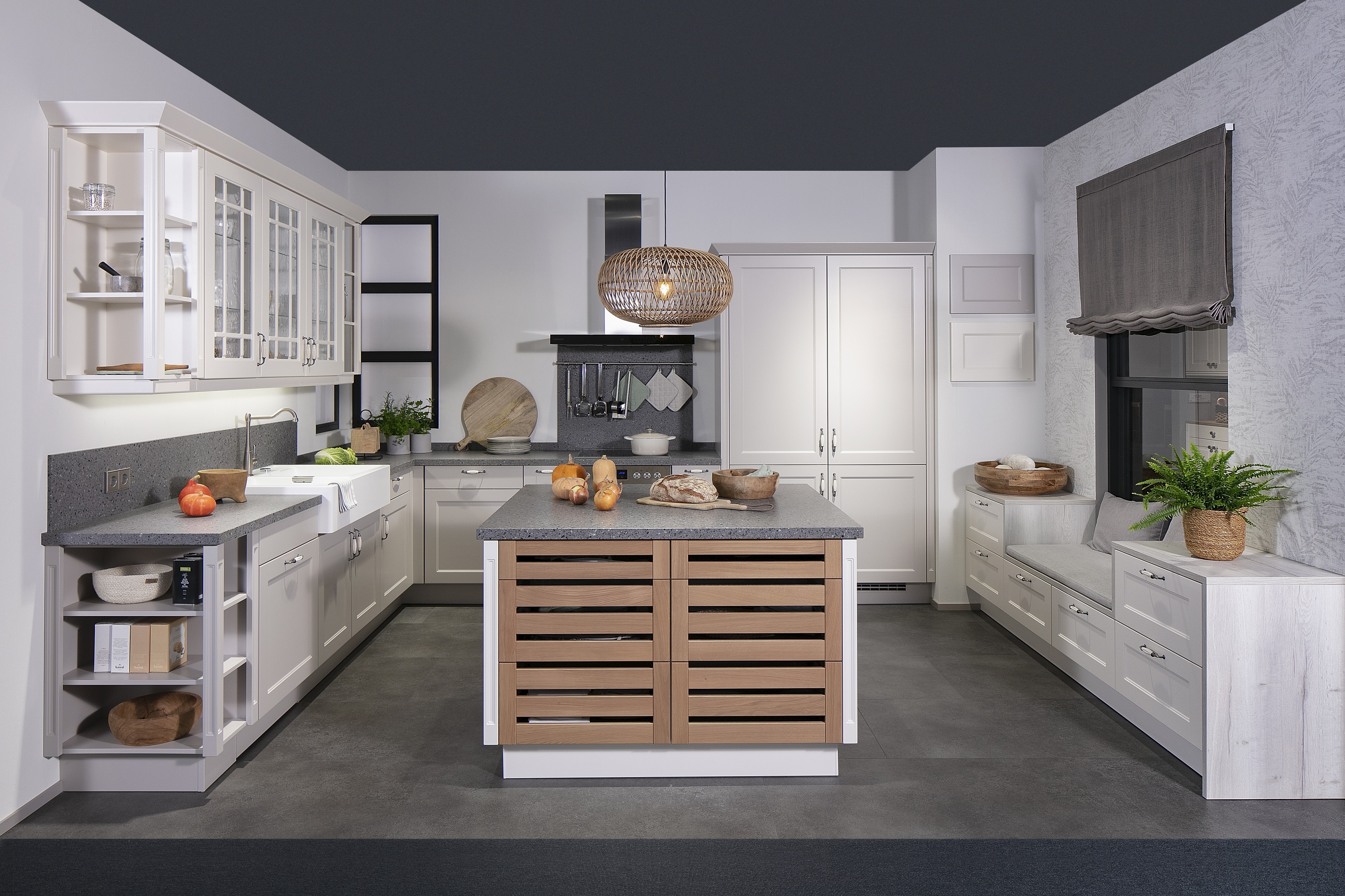 Nobilia-Küche "Chalet"-Landhaus mit hellen Fronten und Prozellen-Griffen