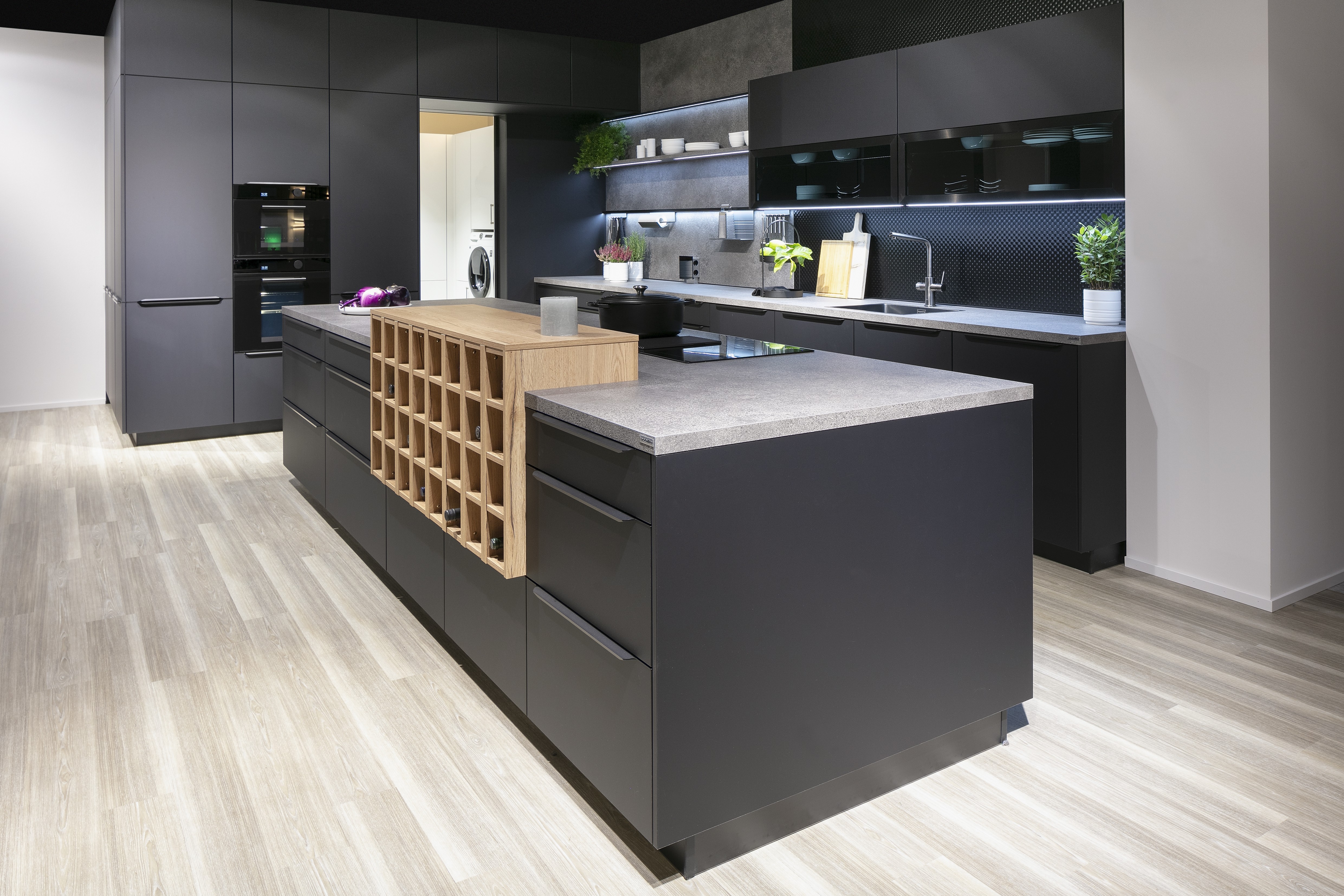 Nobilia-Küche in Graphitschwarz mit Terrazzo-Optik - mit Holzblock-Weinregal-Einsatz