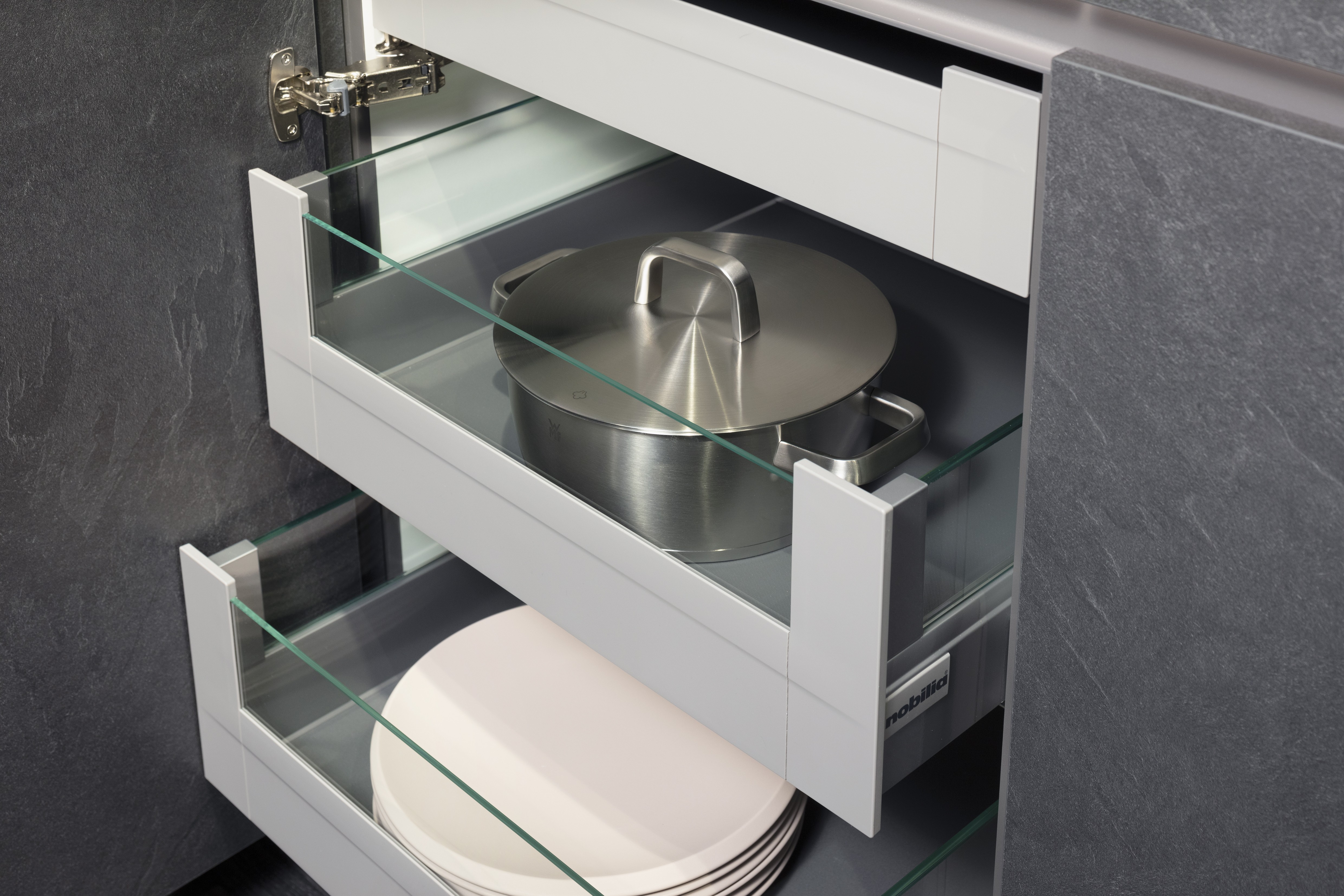 Nobilia-Küche "Grauschiefer" - Schubladen mit Glaseinsatz