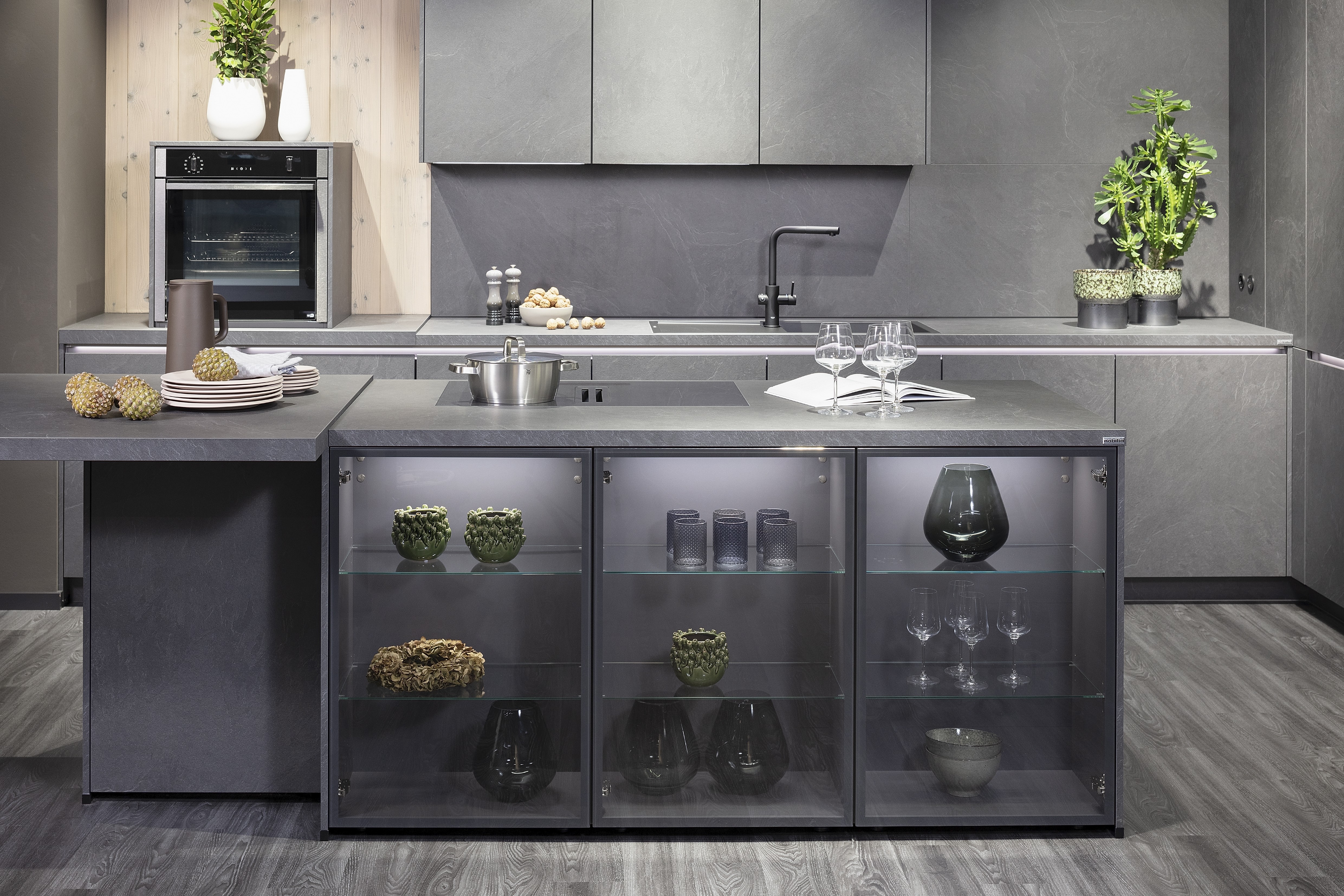 Nobilia-Küche "Grauschiefer" mit Vitrinen