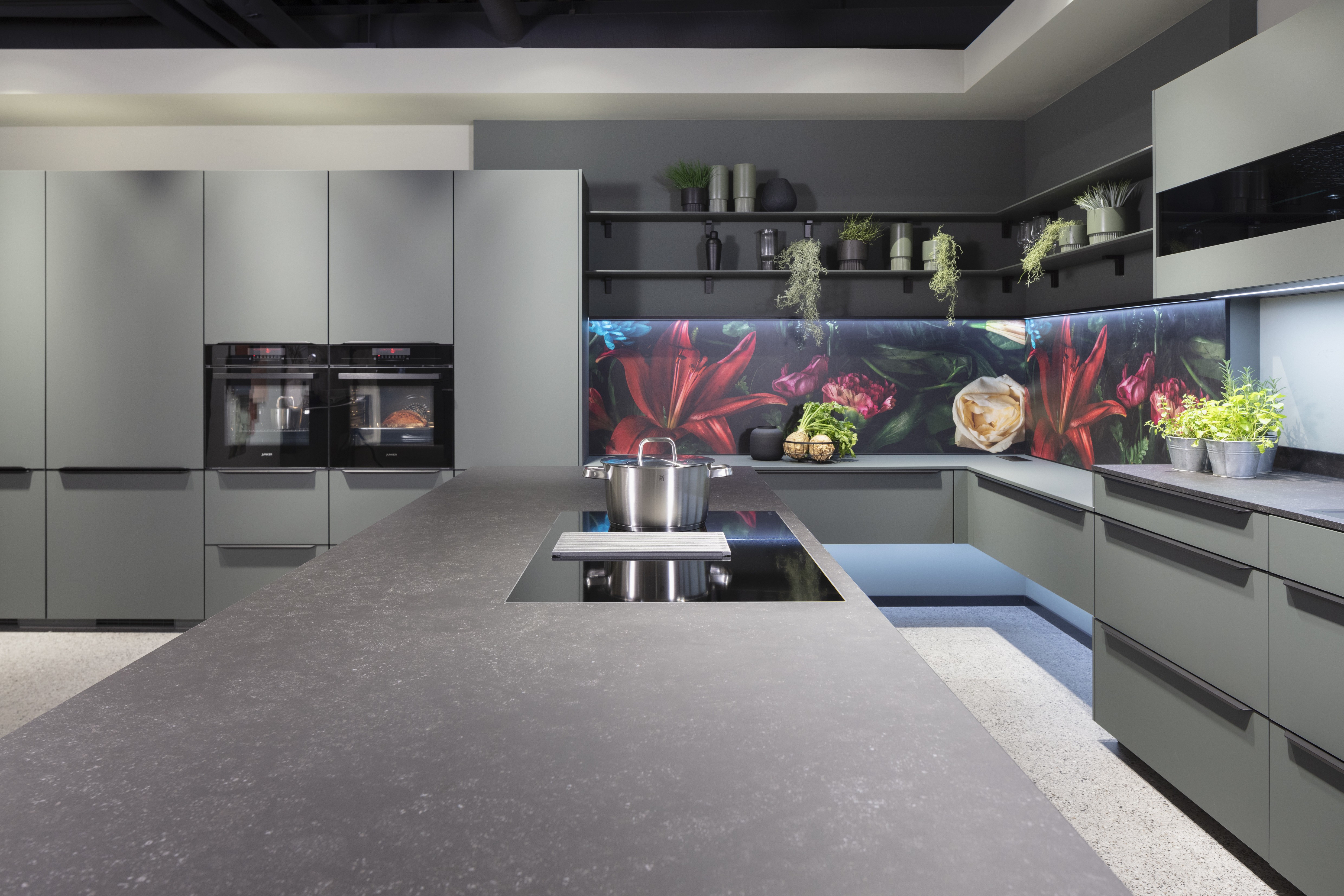 NObilia-Küche "Iconic Flowers" in Mineralgrün mit Keramik-Arbeitsplatte