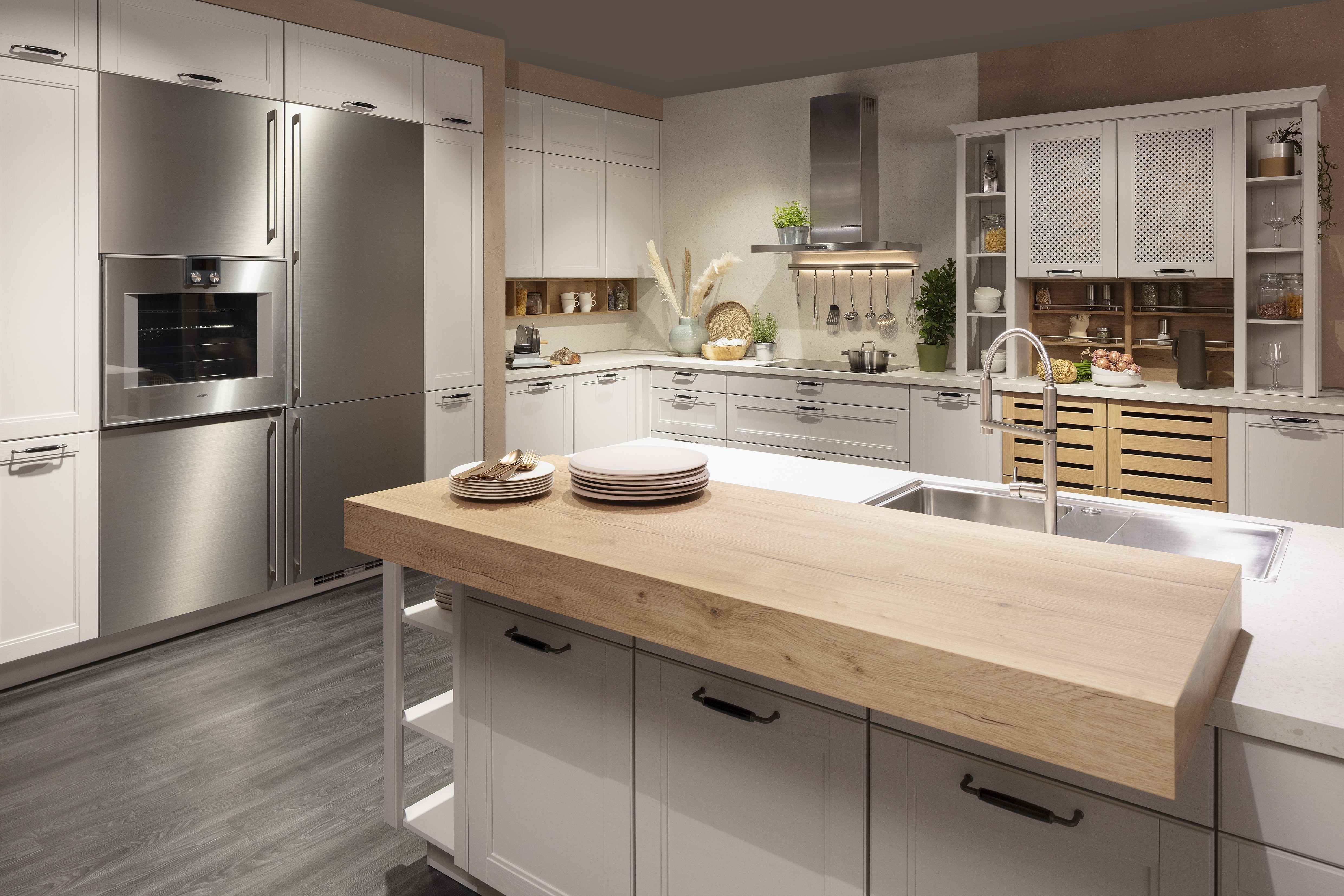 Landhausküche von Nobilia in Seidengrau mit Butcherblock-Theke