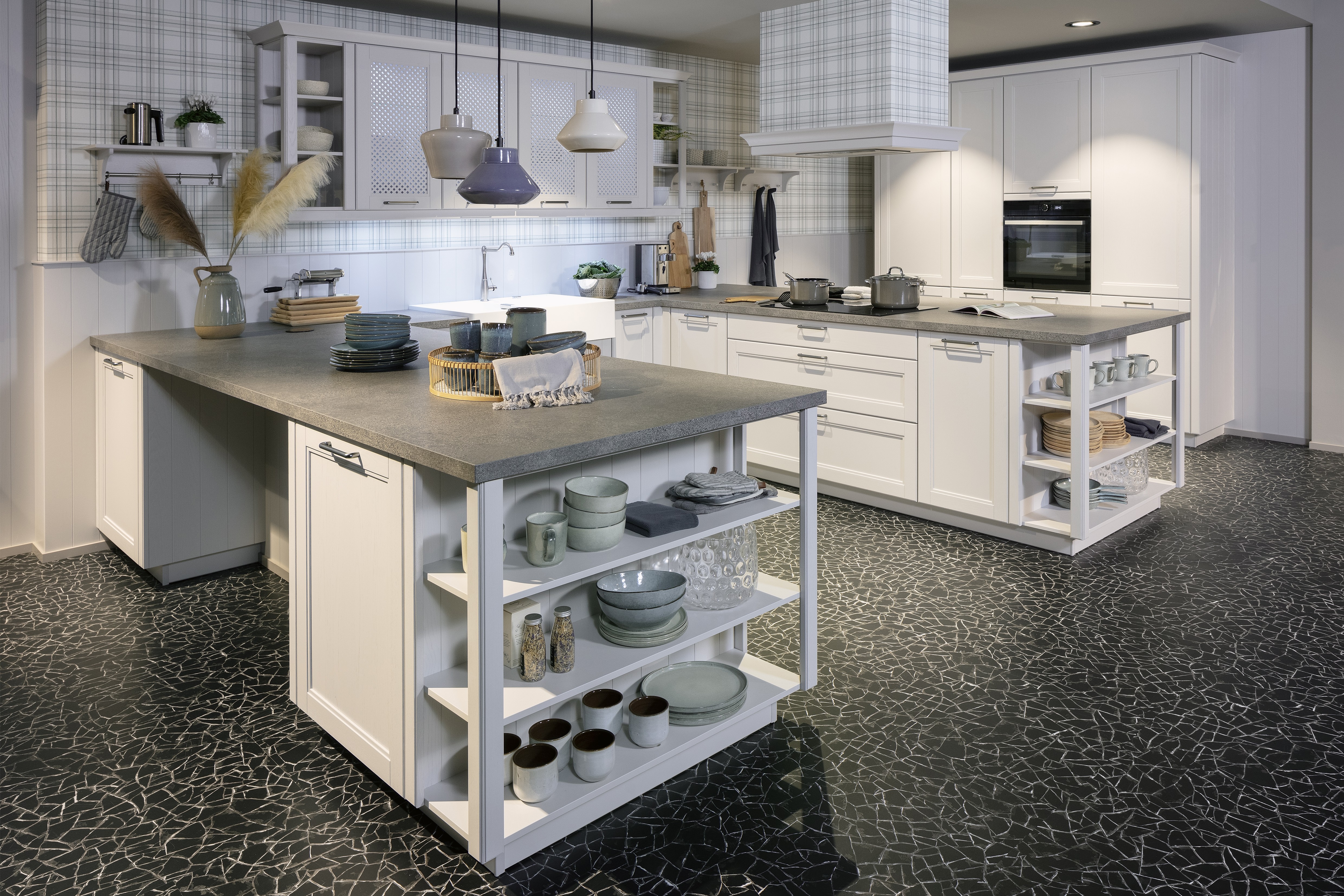 Landhausküche von Nobilia in Seidengrau-Lack mit Arbeitsplatte mit Steindekor Terrazz0