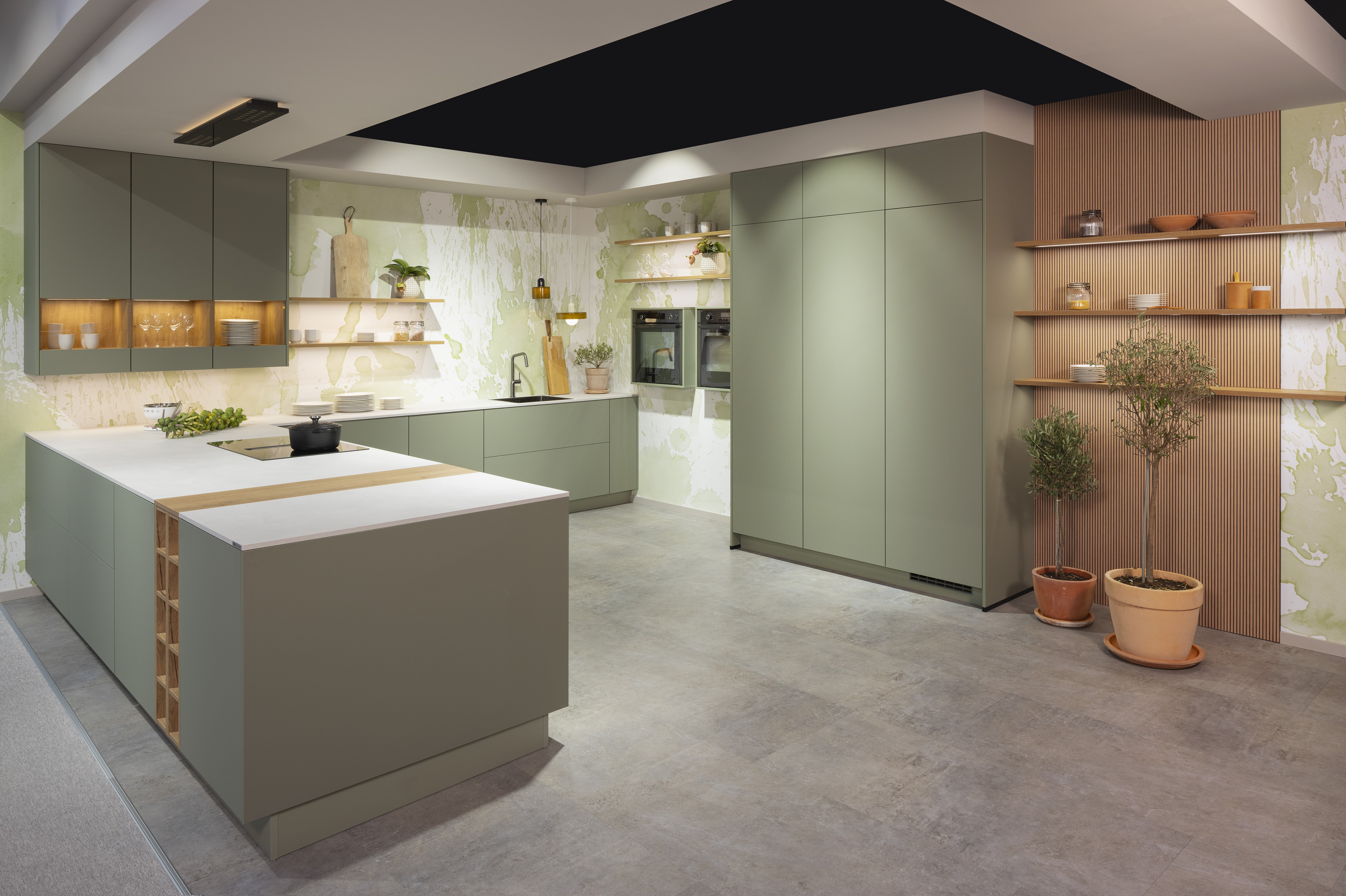 Nobilia-Küche in Olive matt mit Eiche-Sierra-Schränken