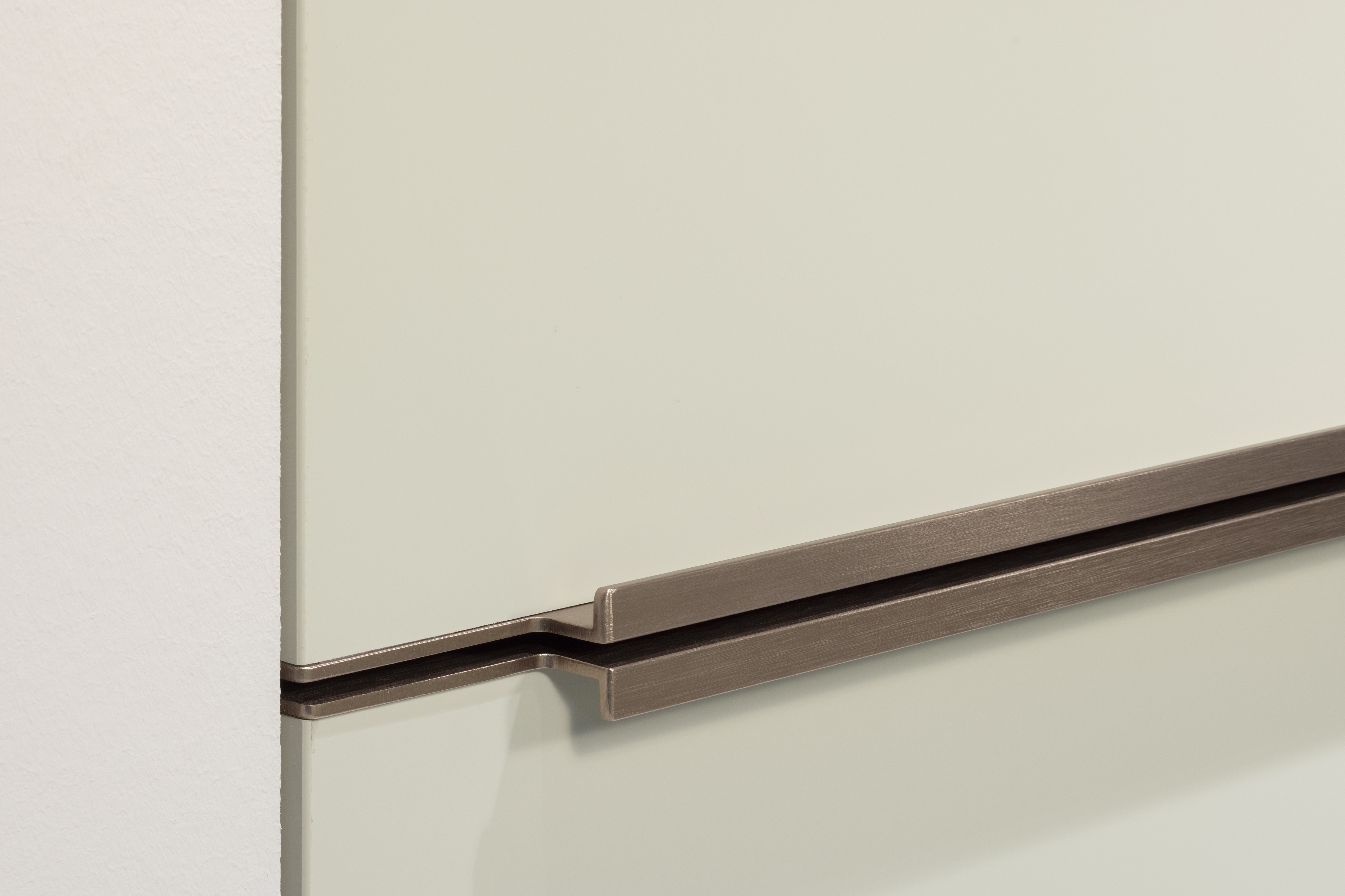 Nobilia-Küche Senso mit Griffleiste in Bronze