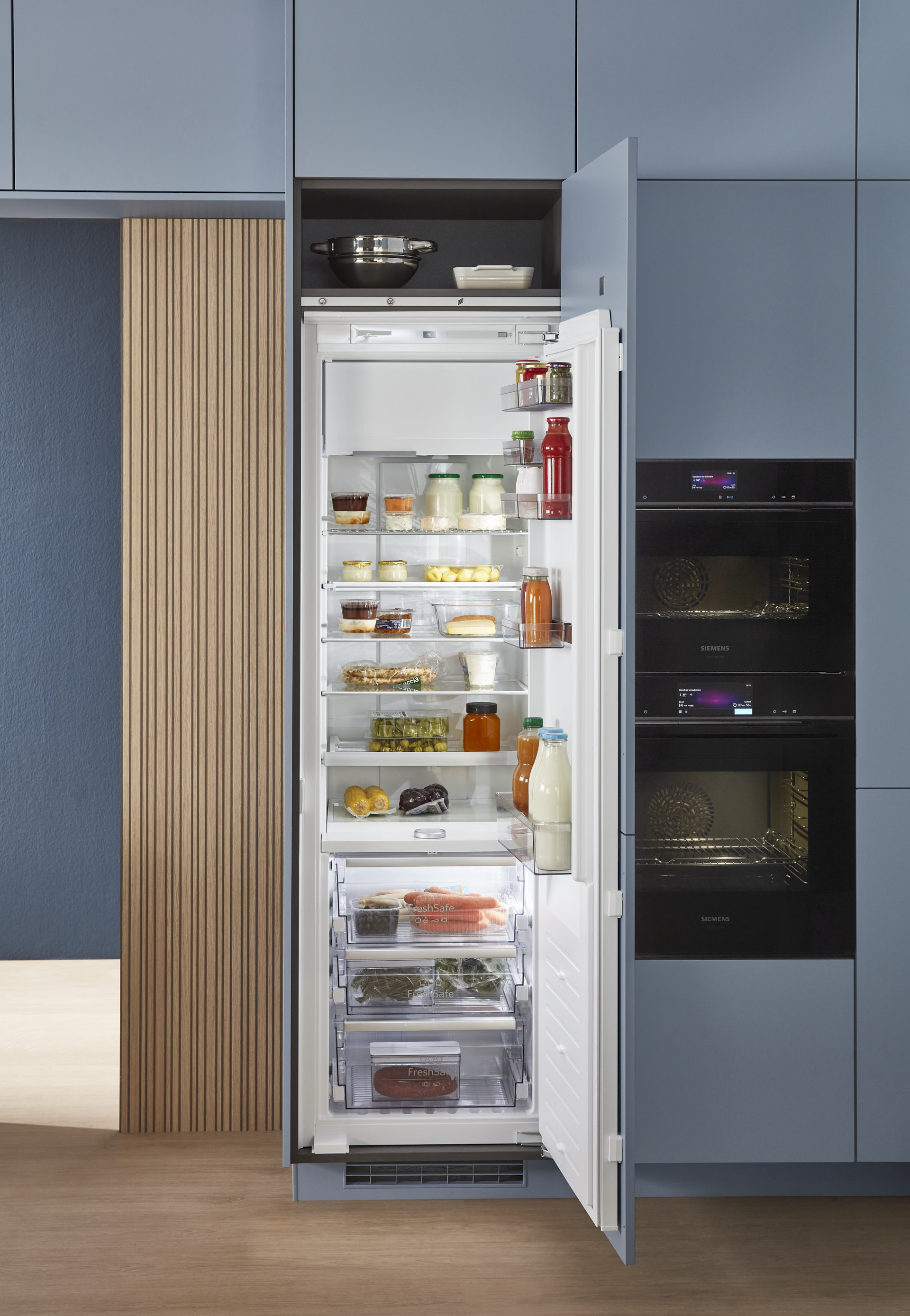 Nobilia-Küche Senso Scandi Blau mit Kühlschrank