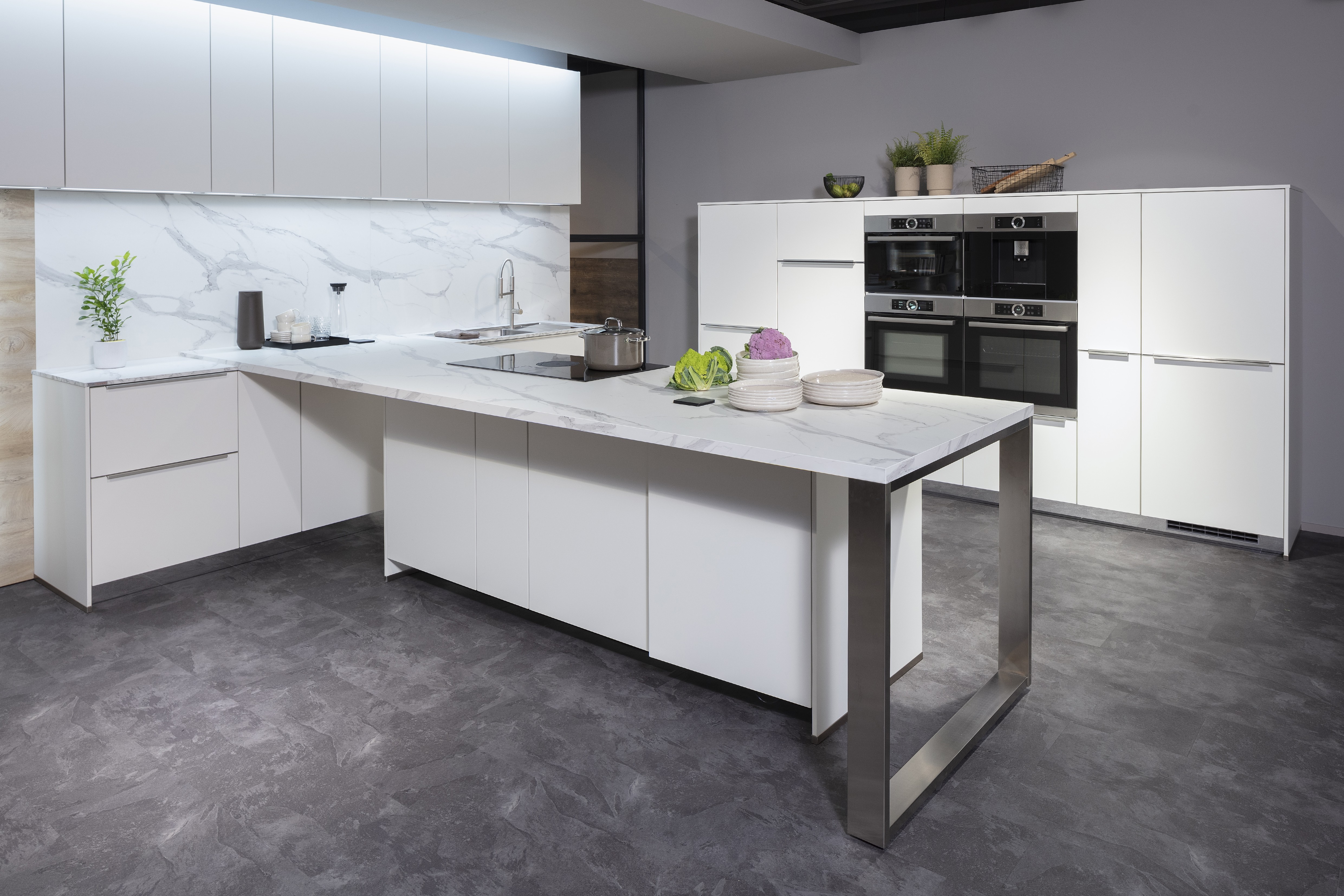 Nobilia-Küche mit Thekentisch in Lacklaminat Weiß ultramatt