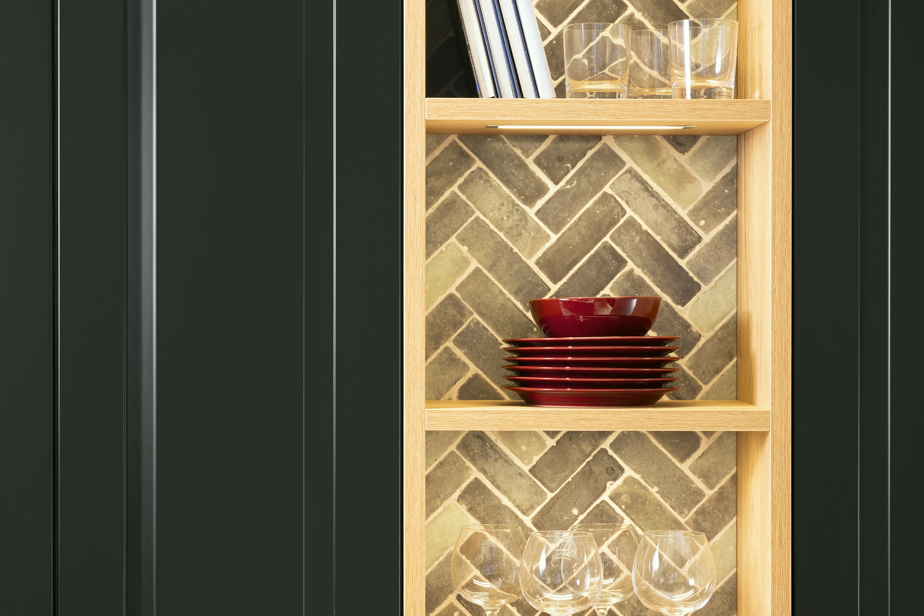 schwarze Nobilia Landhausküche mit offenem Regal in hellem Holz und grüner Fliesenrückwand als 3D-Druck