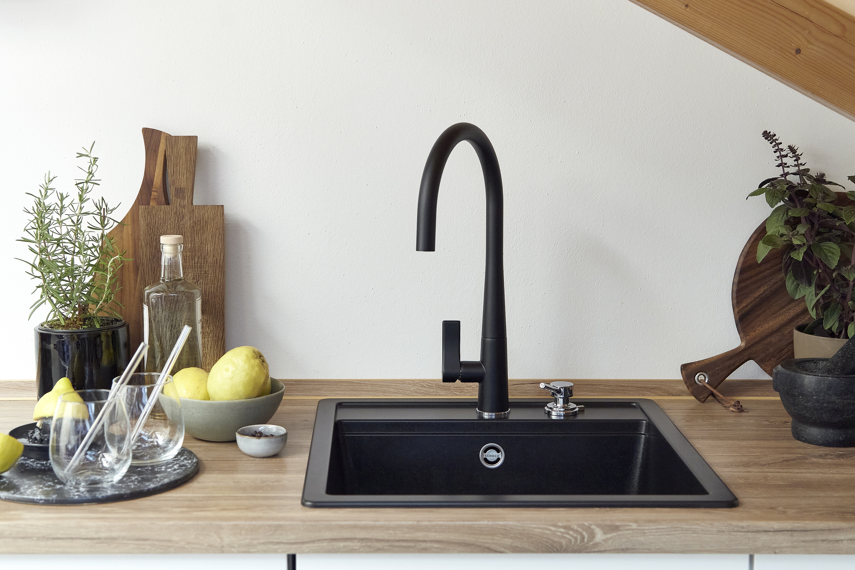 Schock Einzelbecken schwarz ohne Abtropffläche schwarze Bogen-Armatur