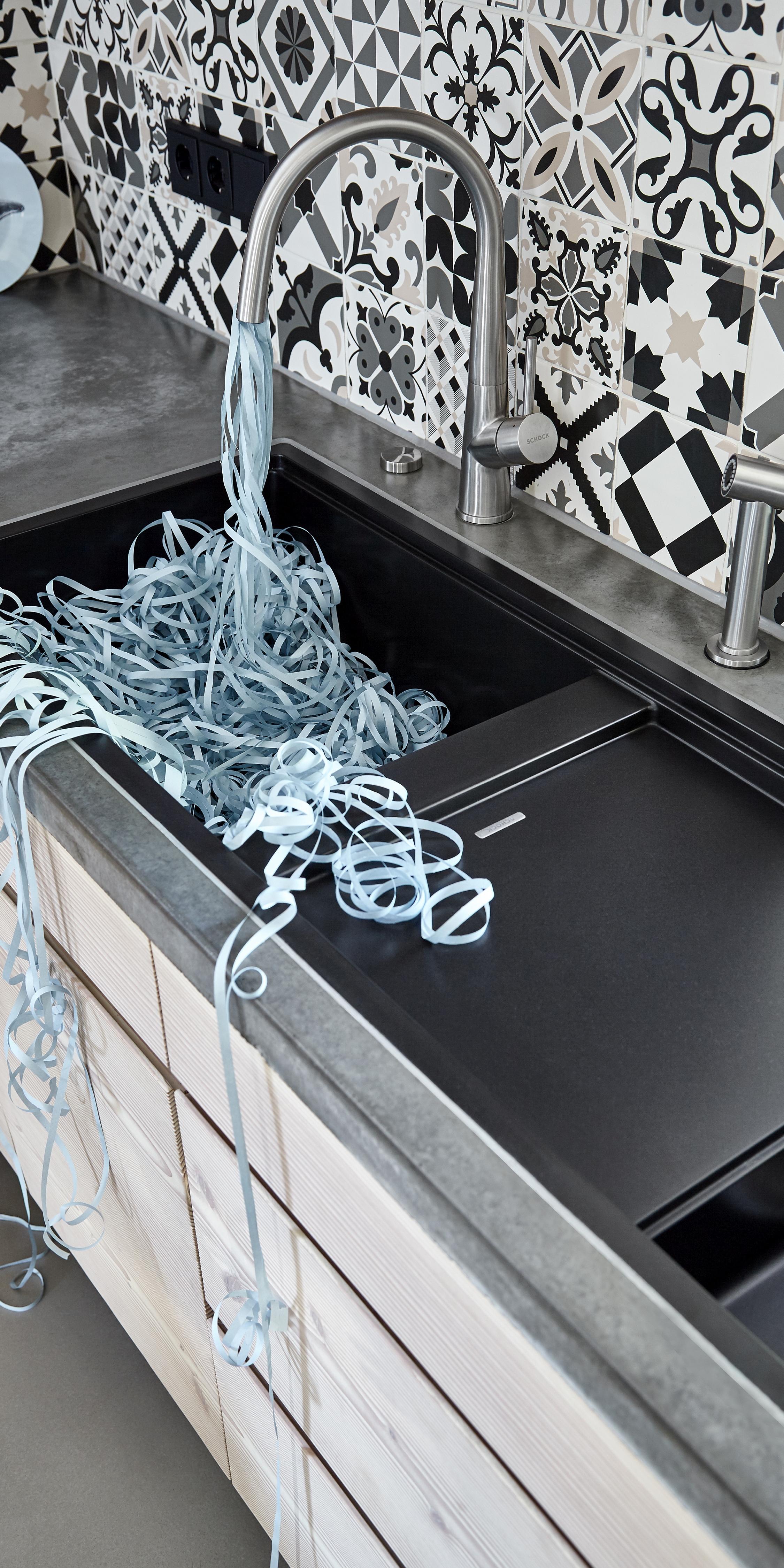 Schock Spüle mit großer gebogener Edelstahlarmatur und extra Schlauchbrause am rechten Beckenrand