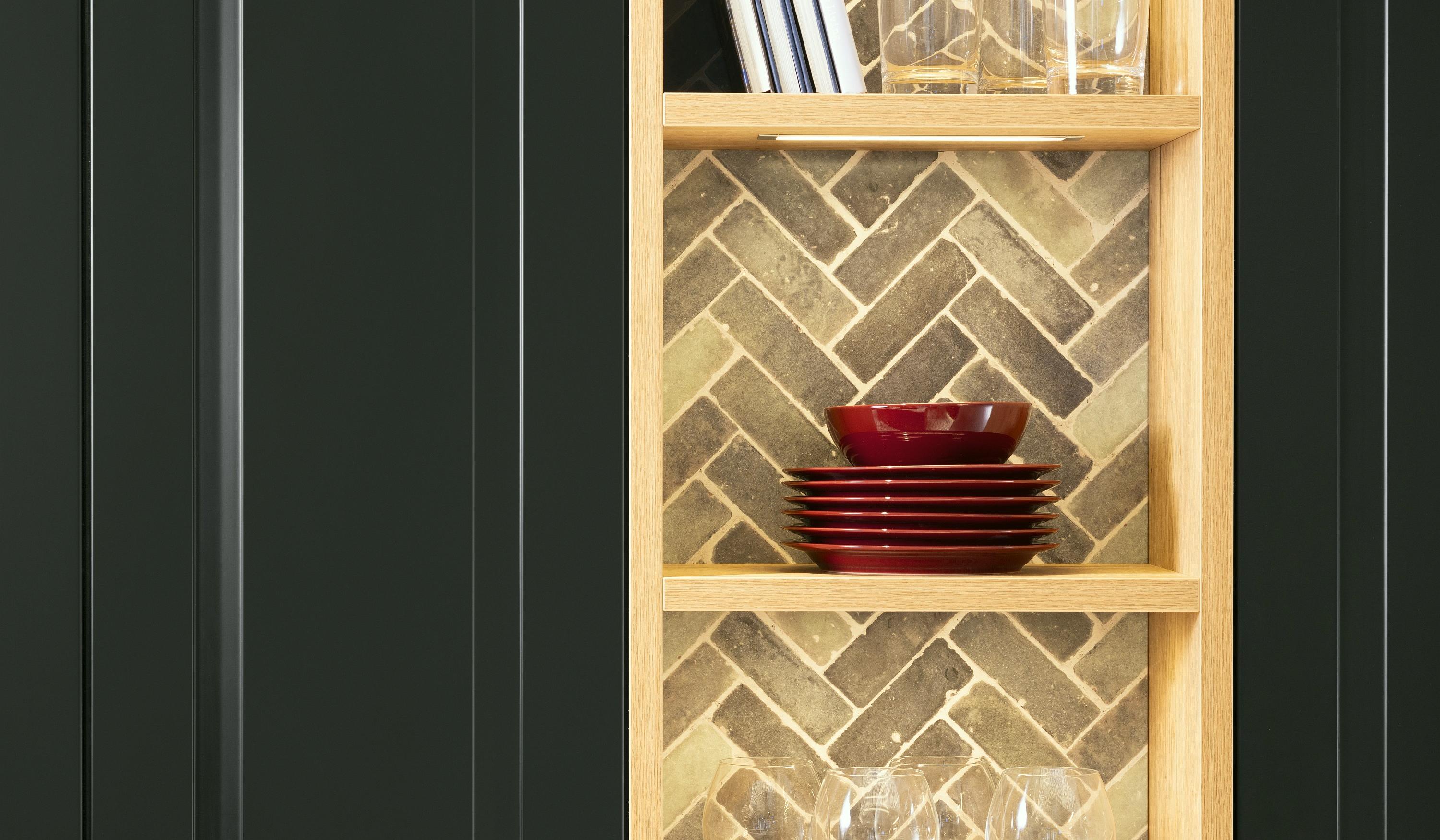 schwarze Nobilia Landhausküche mit offenem Regal in hellem Holz und grüner Fliesenrückwand als 3D-Druck