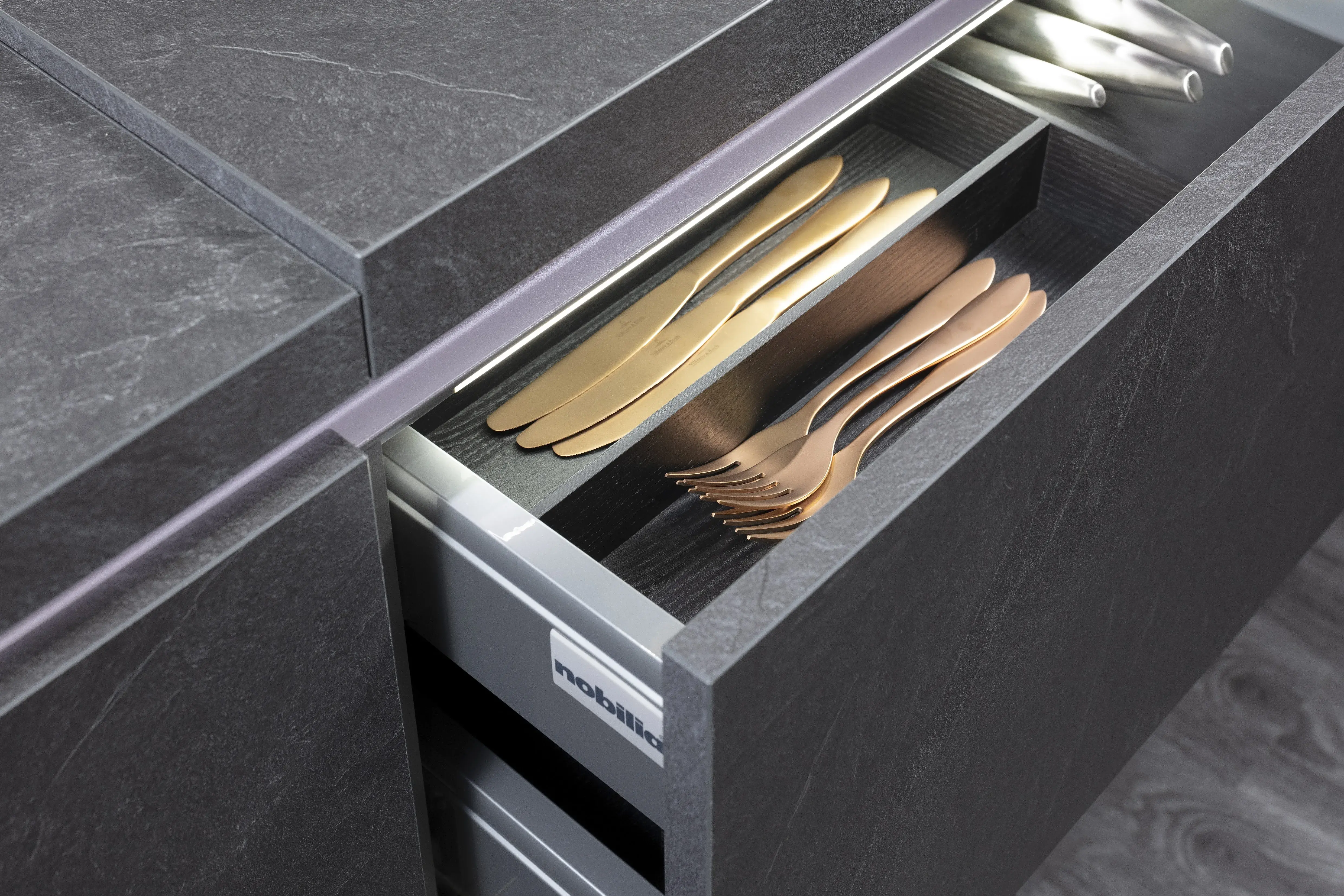 Nobilia-Küche "Grauschiefer" - Schublade mit Besteckeinsatz