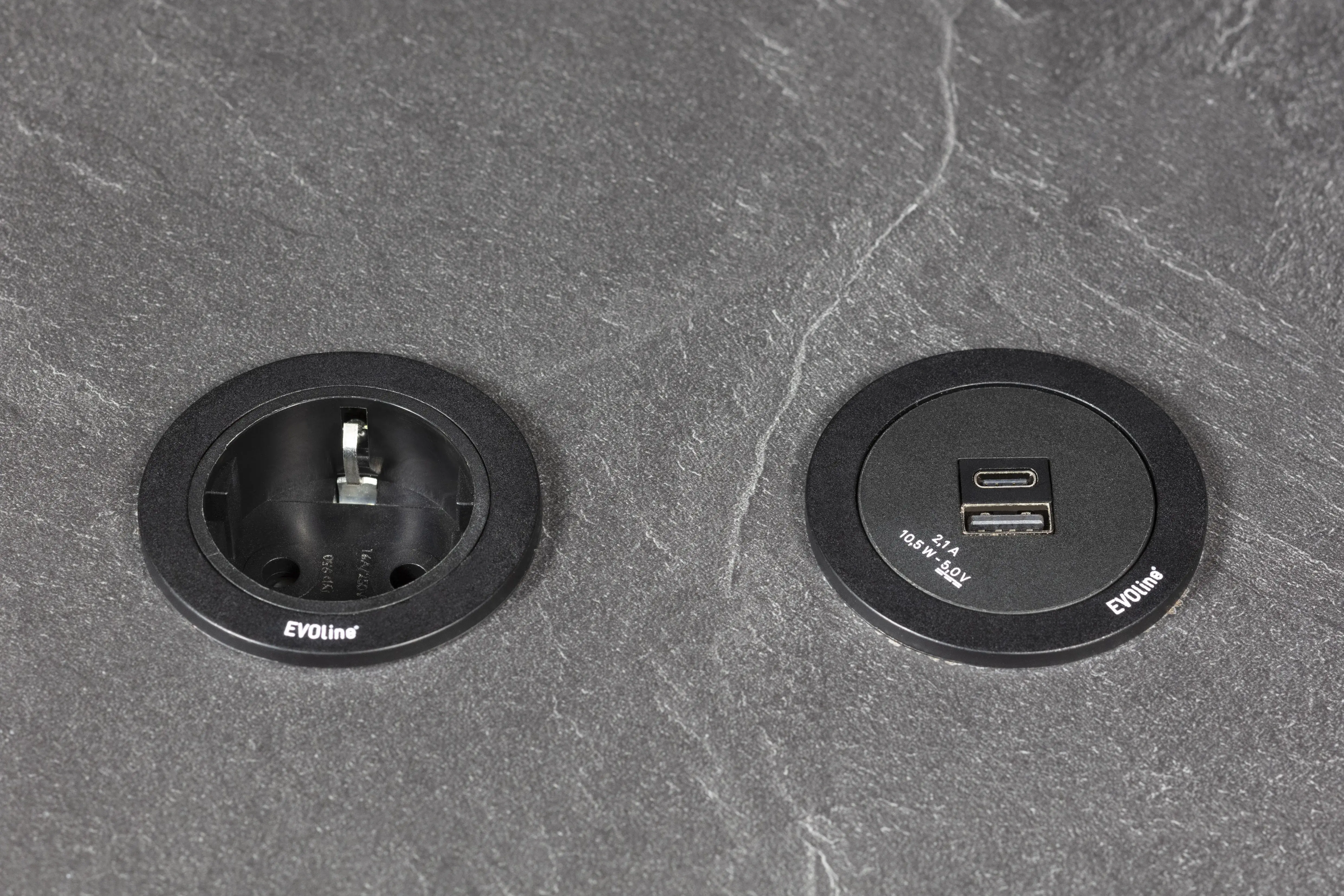 Nobilia-Küche "Grauschiefer" mit integrierten Steckdosen in der Arbeitsplatte