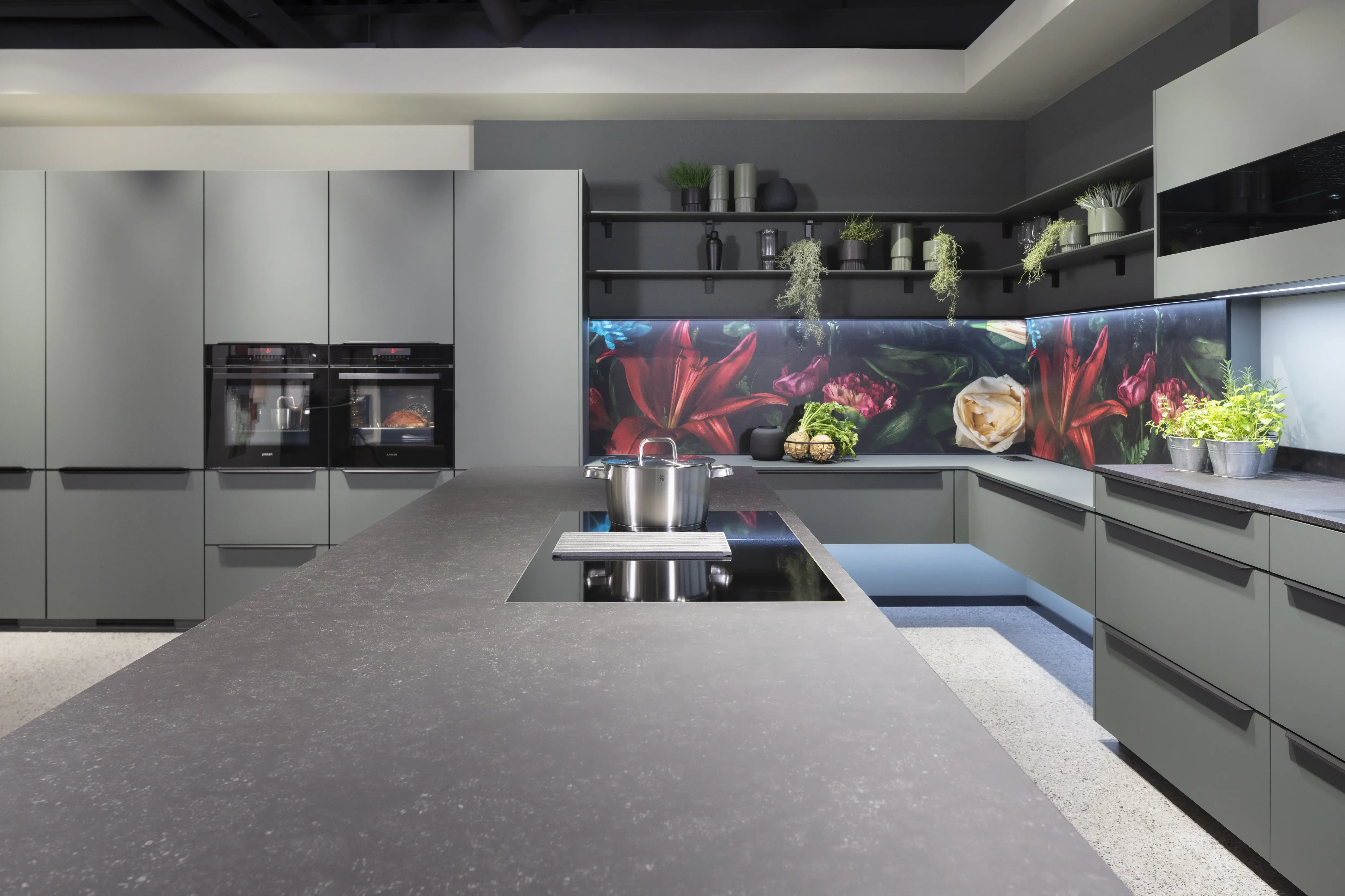 NObilia-Küche "Iconic Flowers" in Mineralgrün mit Keramik-Arbeitsplatte