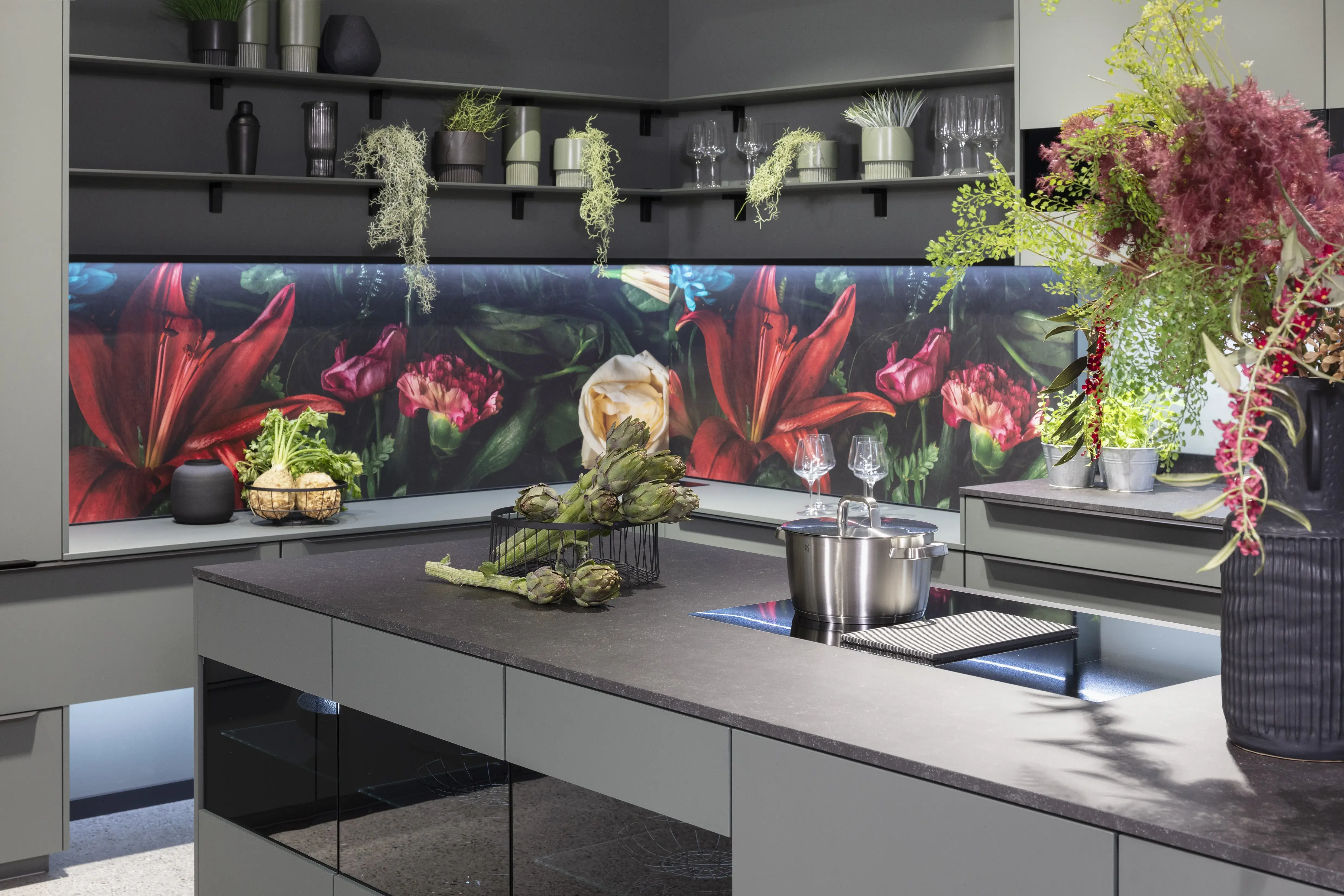 NObilia-Küche "Iconic Flowers" in Mineralgrün mit Nischenrückwand mit Blumenmotiv