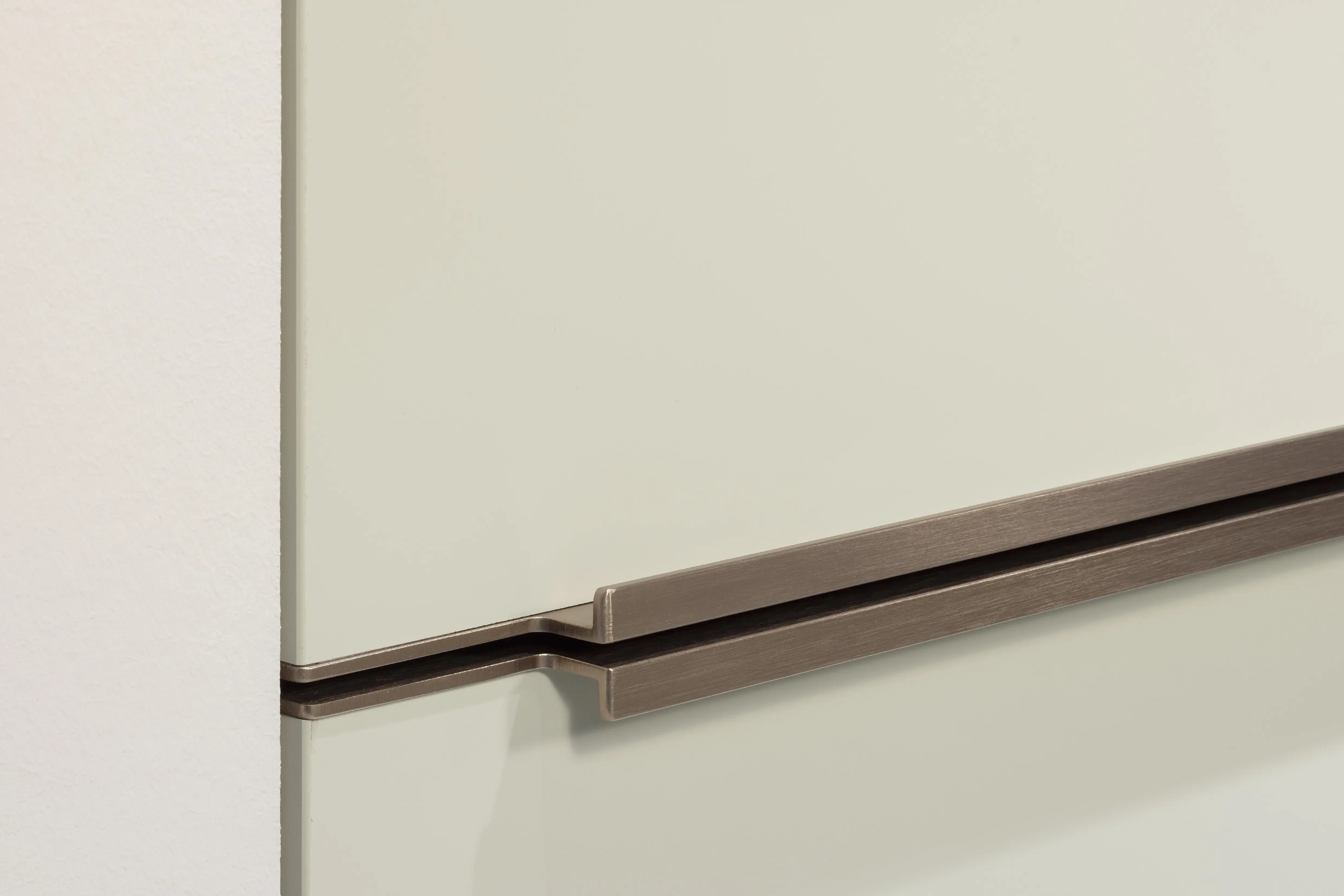 Nobilia-Küche Senso mit Griffleiste in Bronze