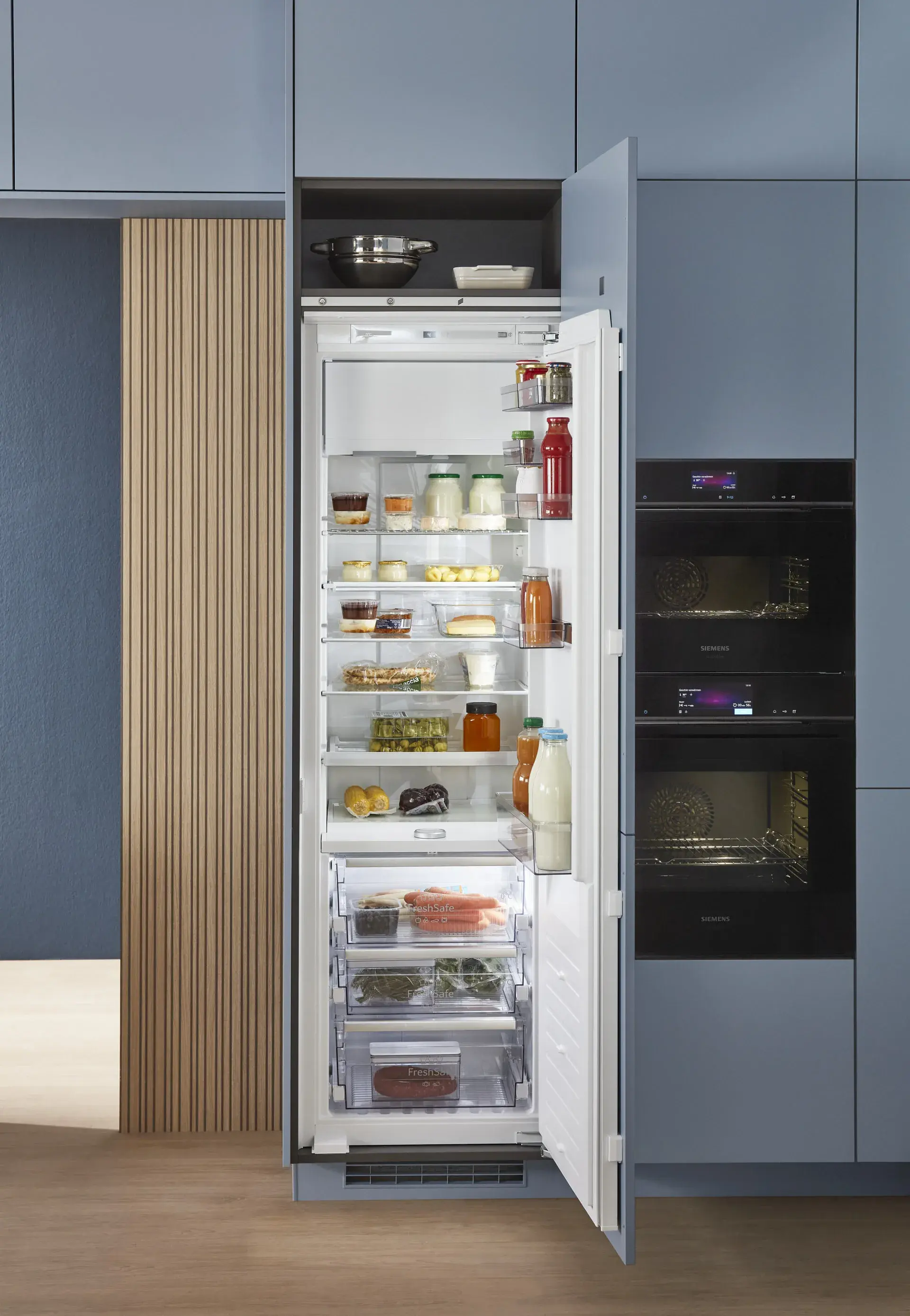 Nobilia-Küche Senso Scandi Blau mit Kühlschrank